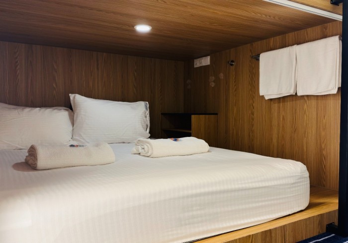 Deluxe Queen bed in 22-bed Female-only room | Capsule Pod Hostel in Boat Quay Singapore