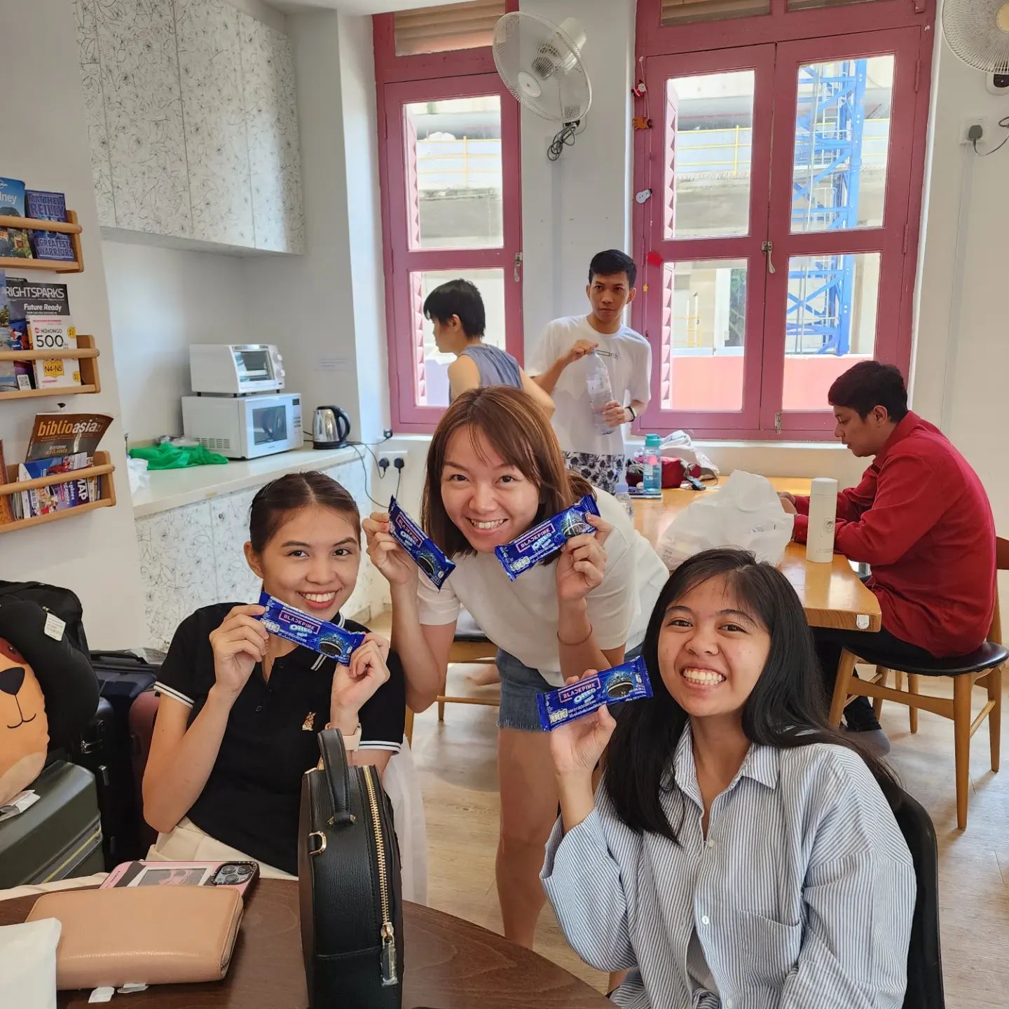 Giving out Blackpink Oreo to true Blackpink Fans. Glad they enjoyed the concert! Flying in from all over the world just for the concert. Respect!